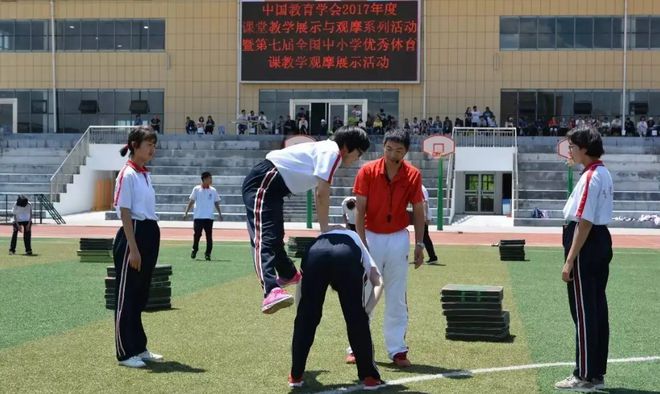 学生们强行让物理老师占体育课，一场意料之外的学习变革，物理课变身体育课，一场意料之外的学习变革之旅