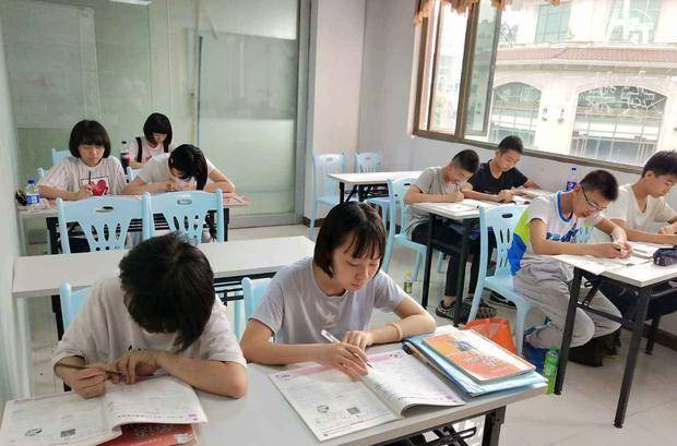 中学生复课遭遇宿舍建设滞后，吐槽背后的深思，中学生复课遭遇宿舍建设滞后，问题背后的反思与深思