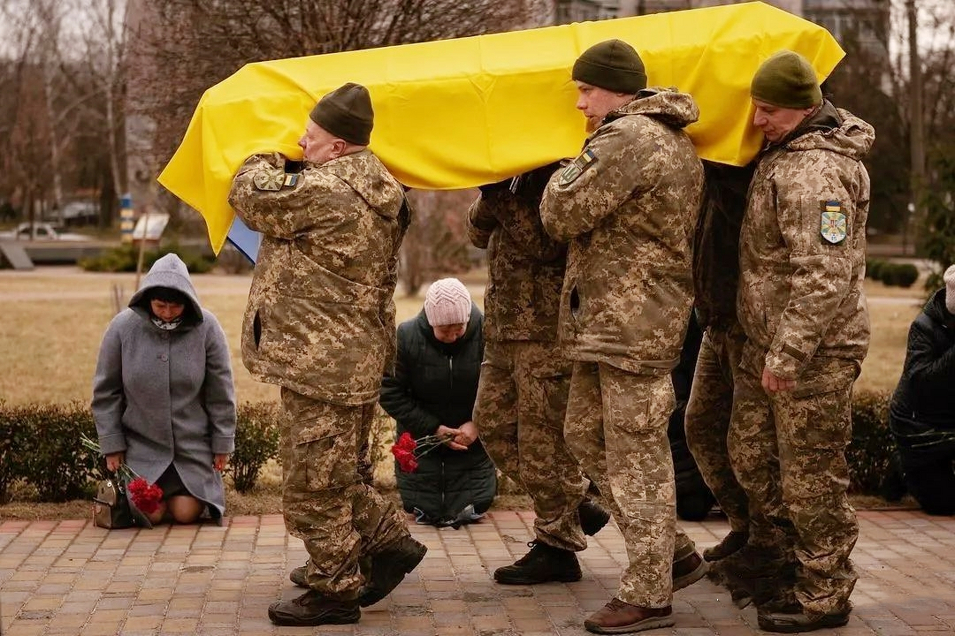 乌克兰阵亡士兵遗体归国，英雄不朽，魂归故里，乌克兰英雄魂归故里，烈士遗骸归国安葬，荣耀永存