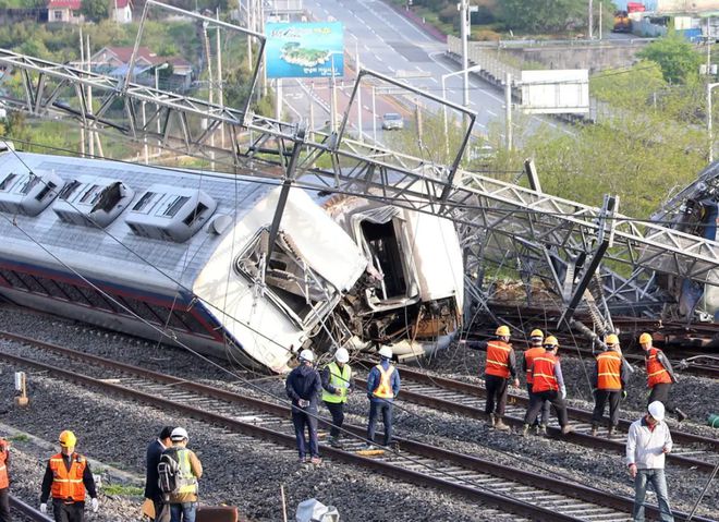 尹锡悦在戒严事件后会下台吗？探究政治风云中的不确定性因素，尹锡悦在戒严事件后的政治命运，探究不确定性因素下的未来走向