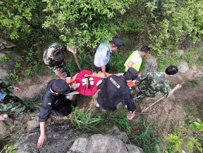 女生爬山冷风过敏被120抬下山