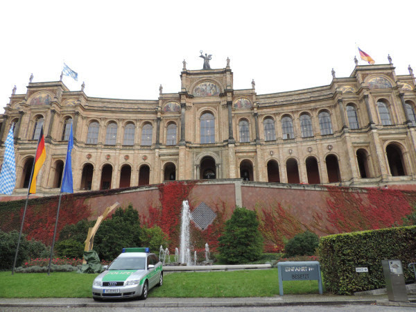 Title: Munich: The Heart of Germany，慕尼黑，德国之心