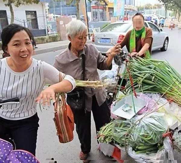 女子远嫁日本失联，老母卖菜攒路费