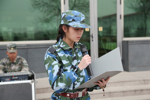 老师突然晕倒 大一女生们分工救人