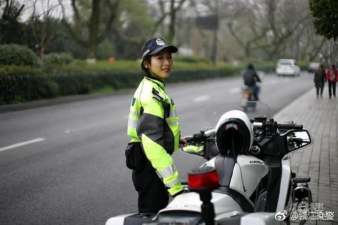 杭州女骑警神似贾静雯